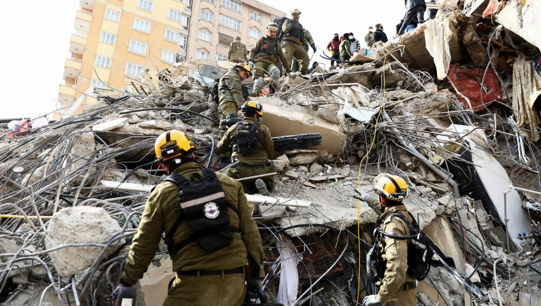 Фото 19 — Спасение людей из-под завалов после землетрясения в Токио