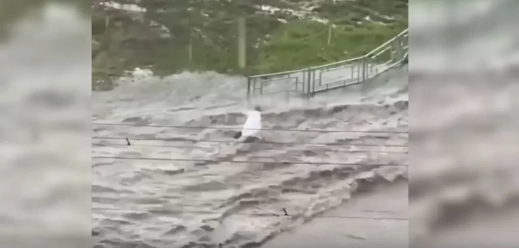 Фото 4 — Подтопление улиц во время ливня в Санкт-Петербурге