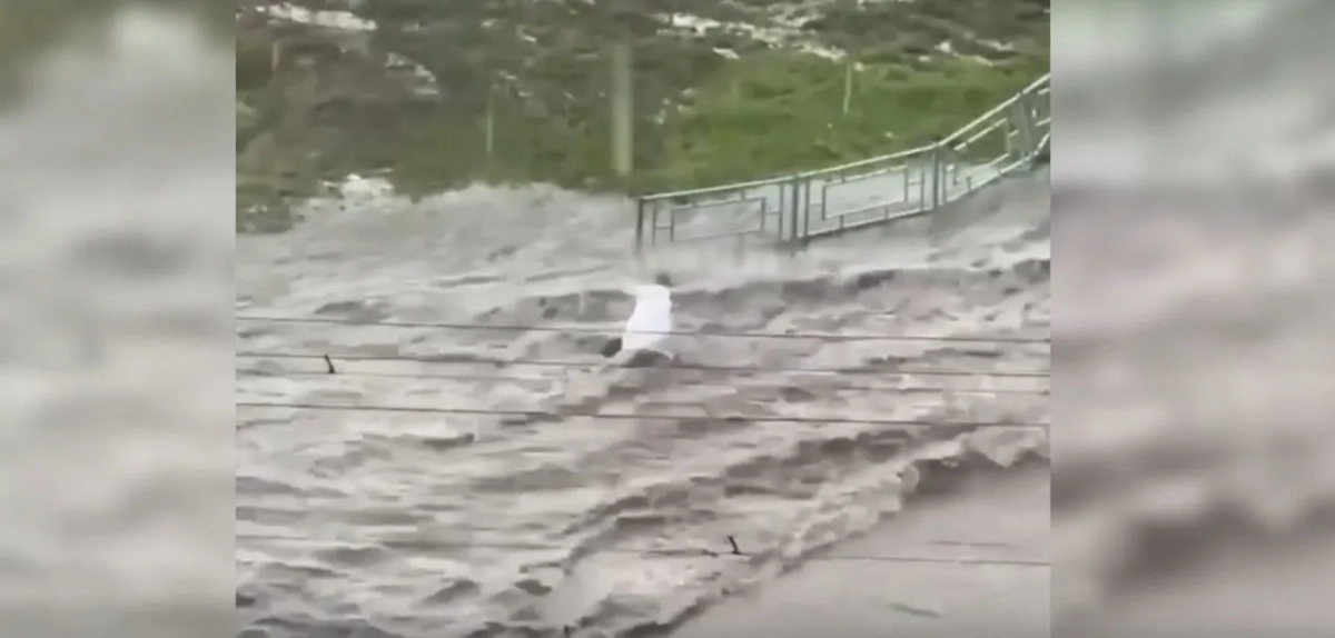 Фото 4 — Подтопление улиц во время ливня в Санкт-Петербурге