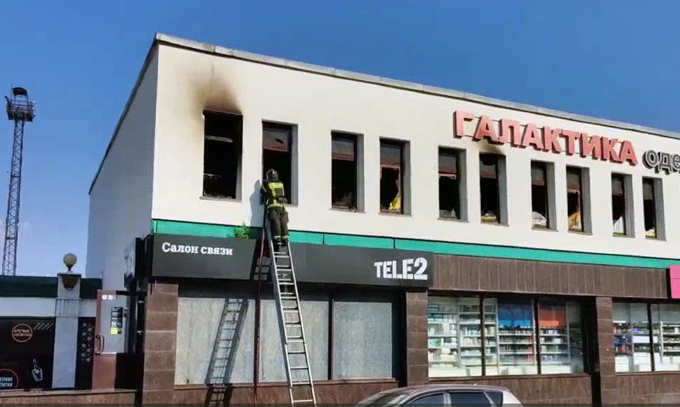Фото 60 — ЧП в Екатеринбурге: пожар в торговом центре